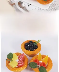 Detailweergave van kunstmatige PU-eiergebakjes met bosbes- en mangovulling decoratie