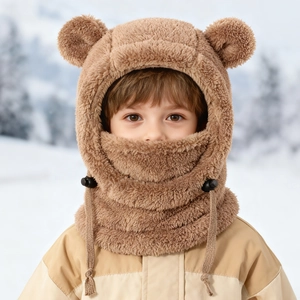Détail du bonnet en peluche marron avec oreilles d'ours et cordon de serrage ajustable