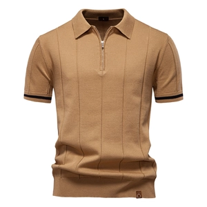 Dettaglio polo in maglia kaki con scollo a zip e strisce verticali a trama fine
