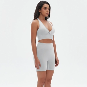 Vista laterale del reggiseno sportivo con scollo a V e pantaloncini grigio chiaro