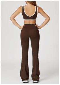Detail der ausgestellten Yoga-Hose mit Kontrastpaspel und figurschmeichelnder Passform