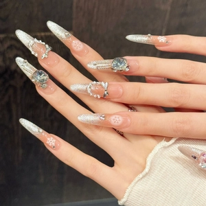 Unghie finte natalizie sfumate color pesca effetto cat-eye con glitter e strass brillanti