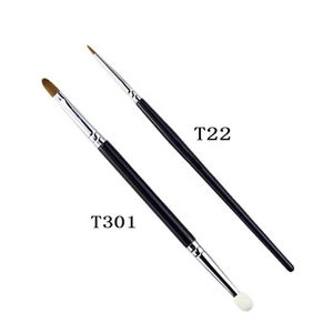 Detail view of T22 liner brush and T301 dual-end sponge brush with black handles