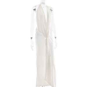 Vue détaillée d'une robe longue blanche à col en V profond avec un nœud élégant