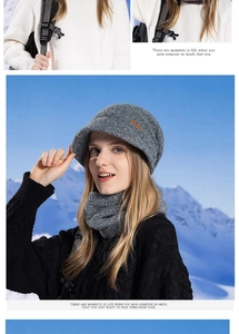 Détail d'un ensemble bonnet en tricot gris et tour de cou avec doublure polaire hivernale