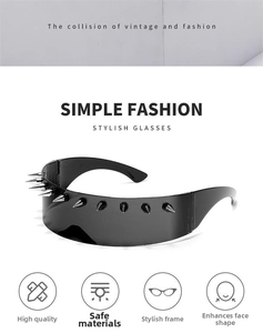 Nahaufnahme der Cyberpunk-Sonnenbrille mit silbernen Metallnieten auf schwarzem Rahmen
