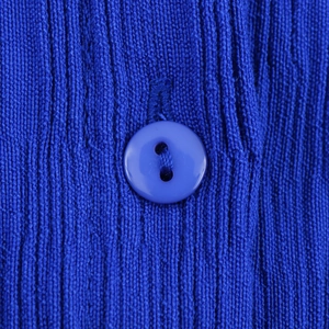 Details des eleganten kleinblauen Strickkleids mit vertikalen Rippen und Knopf