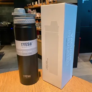 Vue détaillée du flacon isotherme en acier noir mat 750ml avec son coffret minimaliste