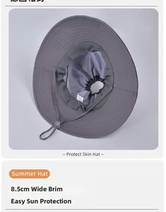 Détail montrant le bord large de 8,5 cm et la corde à vent réglable du chapeau gris