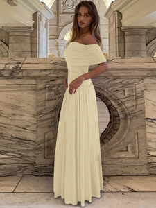 Elegantes hellgelbes schulterfreies langes Kleid mit Faltenoberteil und weitem Rock