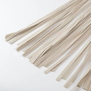 Dettaglio ravvicinato delle frange di un cappotto di lana beige con trama tessile su fondo bianco