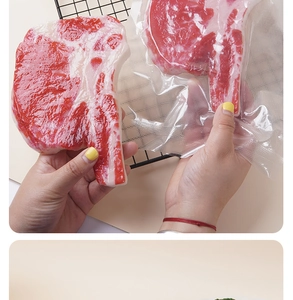 Modello di bistecca realistico con trama della carne e confezione sottovuoto dettagliata