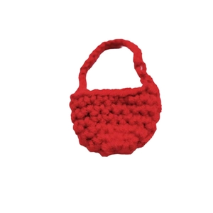 Mini borsa a tracolla rossa fatta a mano all'uncinetto con design traforato in lana