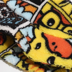 Détail macro du tissu polaire avec imprimé dessin animé pour chapeau bob doux