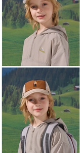 Dettaglio dell'abbigliamento da trekking per bambini con felpa CAMP e cappello da sole