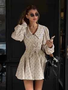 Robe fleurie style français avec col en dentelle et taille nouée pour l'automne