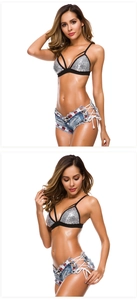 Dettaglio di pantaloncini in denim con stampa bandiera, lacci laterali e top di paillettes