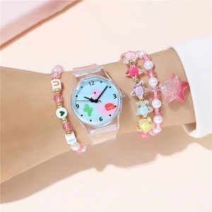 Primo piano dell'orologio da bambini con fenicottero e braccialetti di perline sul polso