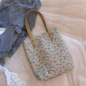 Vue détaillée du sac cabas floral avec imprimés marguerites et anses en cuir