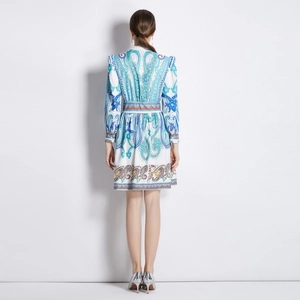 Robe élégante à manches longues avec col en V, imprimé paisley bleu et taille haute