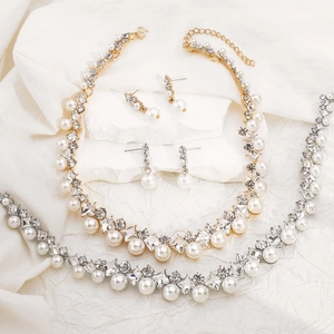 Ensemble bijoux baroque élégant avec perles et strass sur base de pierre blanche