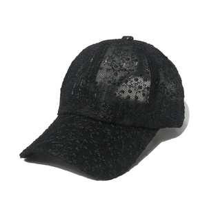 Atmungsaktive schwarze Spitzen-Basecap mit Blumenmuster in modischer 45-Grad-Ansicht