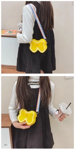 Détail du sac papillon en silicone jaune avec bandoulière arc-en-ciel colorée