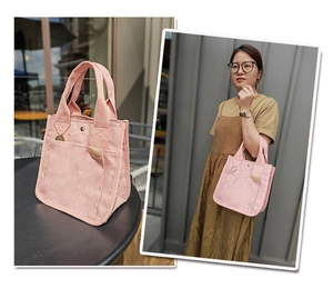 Detailansicht der rosa Canvas-Tragetasche mit Mehrfachtaschen-Layout und Stoff