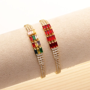 Lussuoso bracciale regolabile dorato con zirconi rettangolari colorati e cristalli lucidi