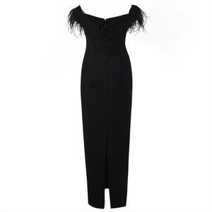 Detailansicht der luxuriösen schwarzen Federn an einem trägerlosen Abendkleid für Damen