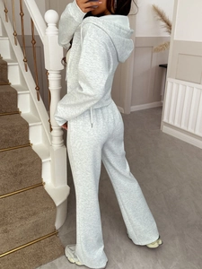 Ensemble survêtement femme gris clair avec sweat à capuche zippé et pantalon de sport large
