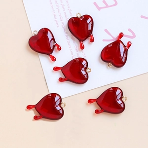 Makroaufnahme von 6 kreativen blutenden Herz-Anhängern in Dunkelrot für DIY-Schmuck