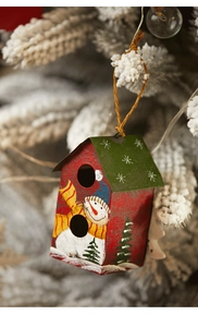 Détail d'un ornement de Noël en forme de nichoir avec motif bonhomme de neige sur sapin
