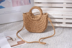 Detail der handgewebten Strandtasche aus Papierseil mit Rundgriff und Zugbandverschluss