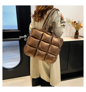 Dettaglio della borsa tote trapuntata bronzo metallizzato con cuciture a quadri