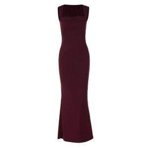 Détail de la robe sans manches bordeaux ajustée avec ourlet sirène et texture