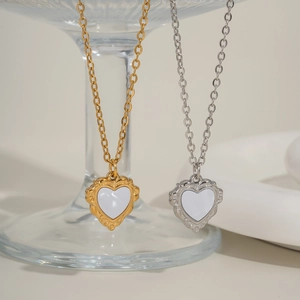 Gros plan de pendentifs cœur vintage dorés et argentés avec bords gaufrés sur chaînes