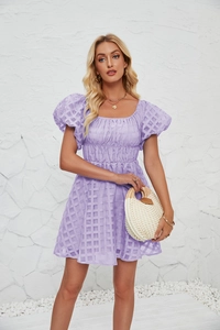 Détail d'une mini robe violette à carreaux avec manches bouffantes et encolure carrée