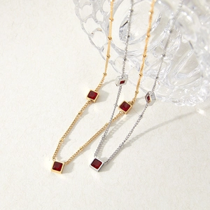Colliers minimalistes en acier inoxydable avec pendentifs en zircon rouge sur verre