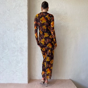 Robe longue en tulle fleurie à manches longues vue de dos fendue en marron et jaune