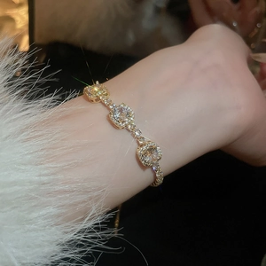 Macro d'un bracelet plaqué or avec zircons carrés et sertissage pavé étincelant