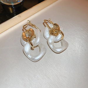 Fashionable golden metal and white frosted acrylic geometric hoop earrings in chain design
