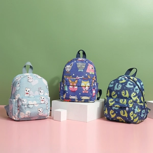 Tre simpatici zaini per bambini con stampe a cartoni di orsi gatti e dinosauri verdi