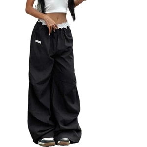 Pantalon cargo large pour femme en noir avec bordure en dentelle blanche à la taille