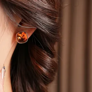 Boucles d'oreilles dorées avec cristal ambre carré, bijoux vintage minimalistes chic