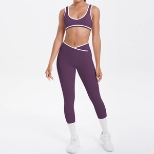 Dunkellila Yoga-Set mit kontrastierenden Rändern und Hose mit überkreuztem Taillenbund
