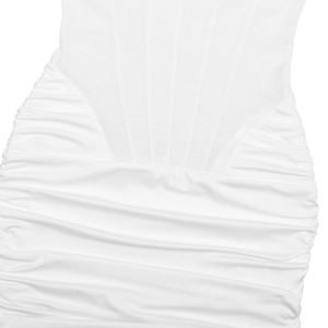 Gros plan sur la robe blanche montrant les fronces élégantes et les coutures de la taille
