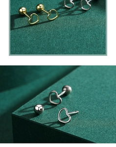Vue détaillée de boucles d'oreilles cœur dorées et argentées avec poinçon S925