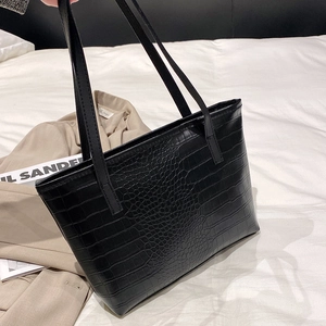 Borsa hobo nera con trama a coccodrillo, ampia capacità e spalline sottili fisse