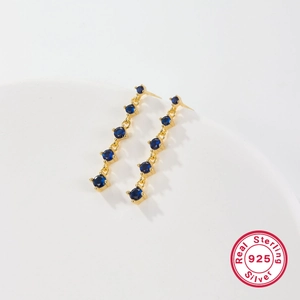 Makro-Detail von S925 Sterling Silber Ohrringen mit fünf runden blauen Zirkonsteinen